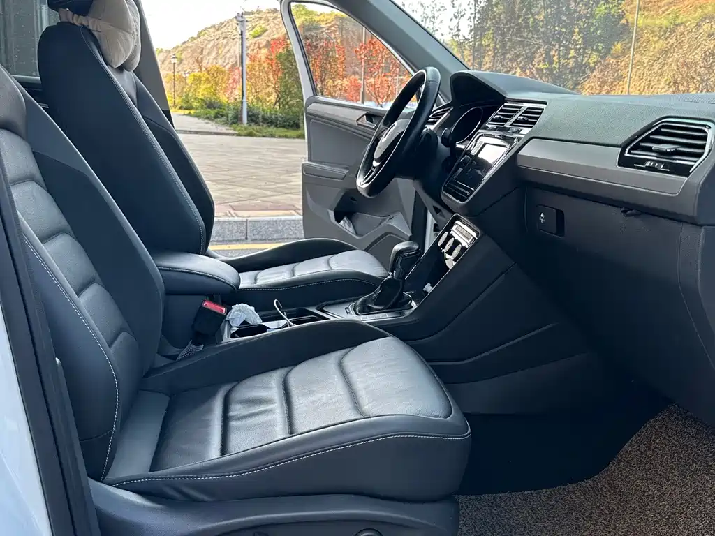 Volkswagen Tiguan L PHEV — миниатюра 13