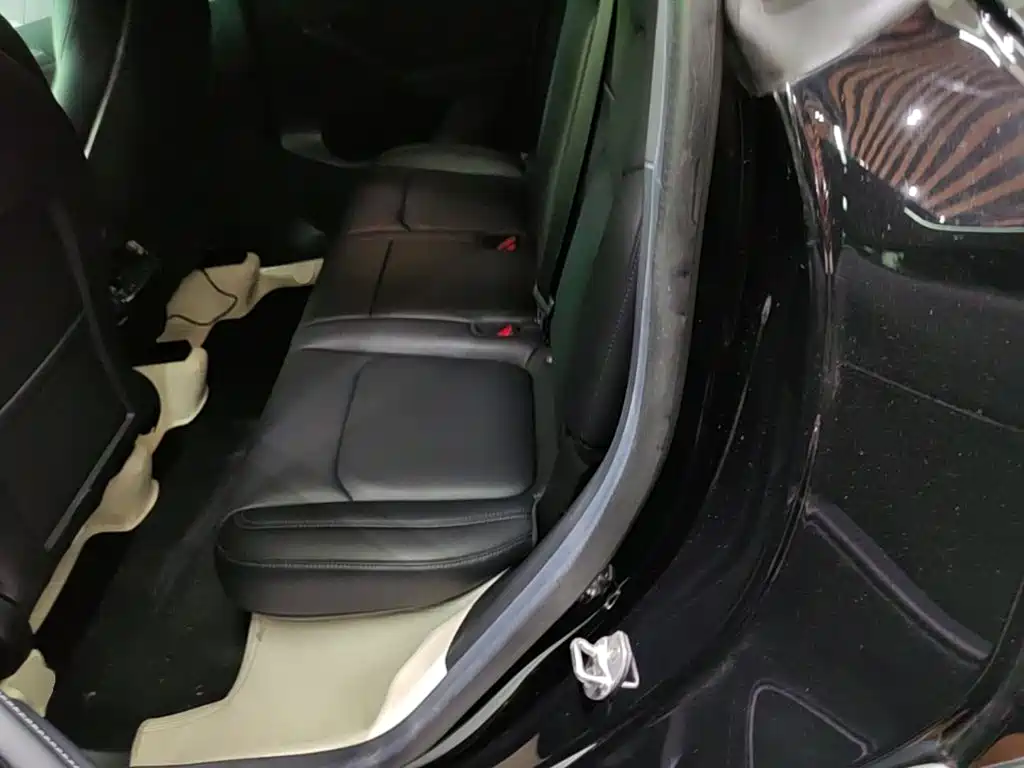 Tesla Model Y — миниатюра 17