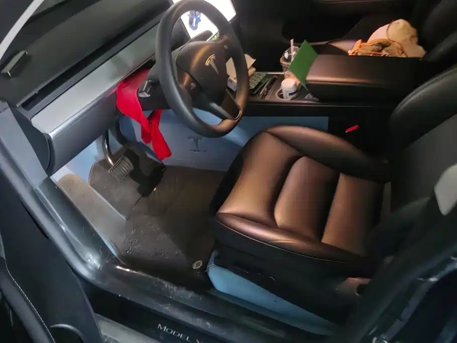 Tesla Model Y — миниатюра 9