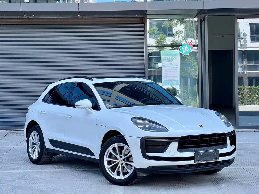 PORSCHE MACAN