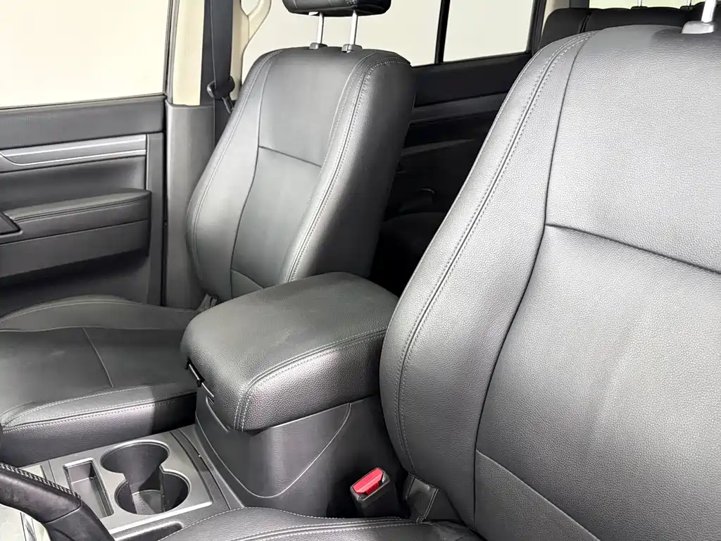 Mitsubishi Pajero (Import) — миниатюра 8