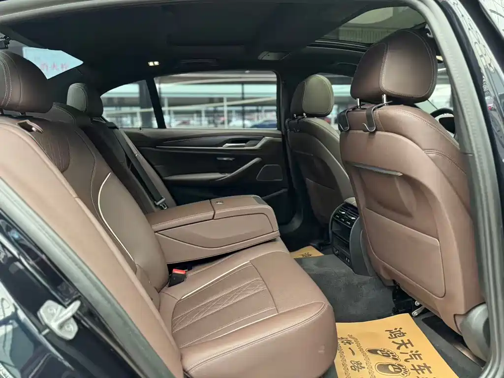 BMW 5 Series New Energy — миниатюра 10