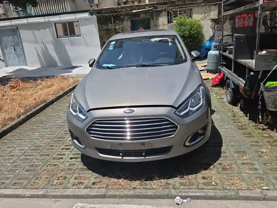 Ford Escort 2015 1.5L AT Fashion