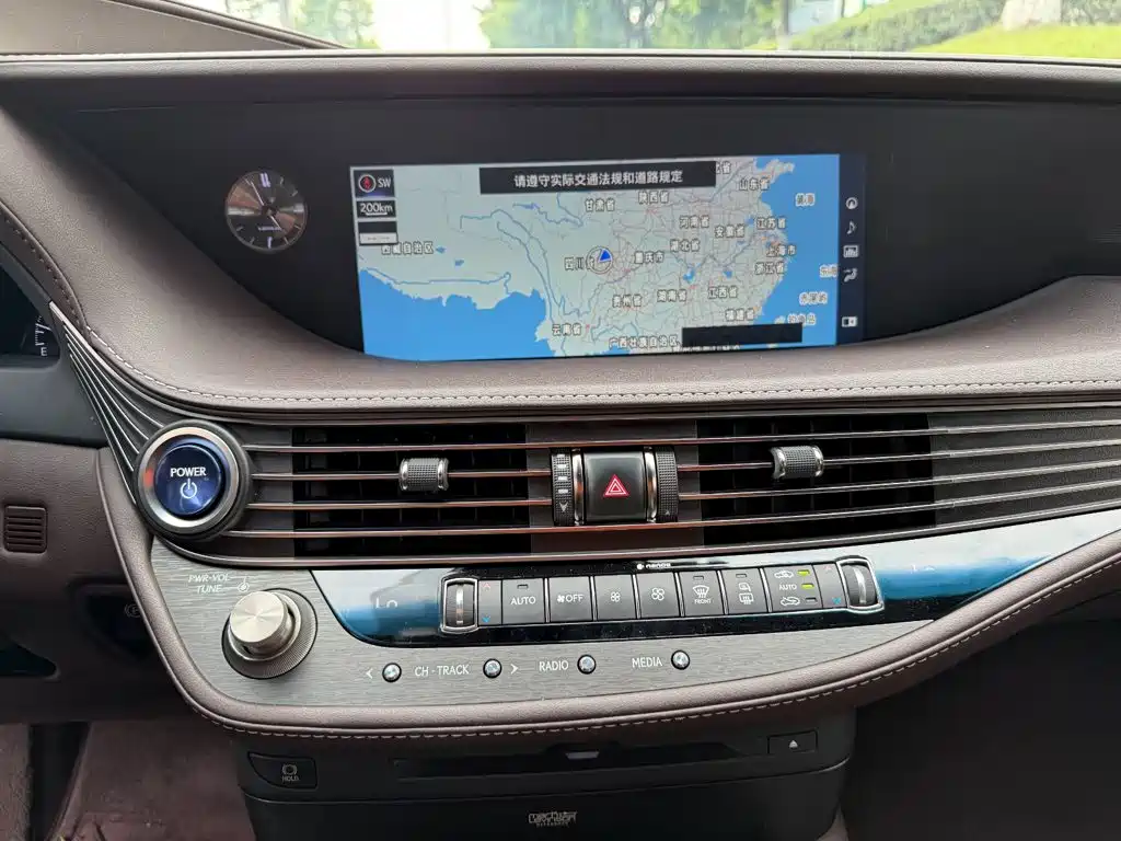 Lexus LS — миниатюра 10