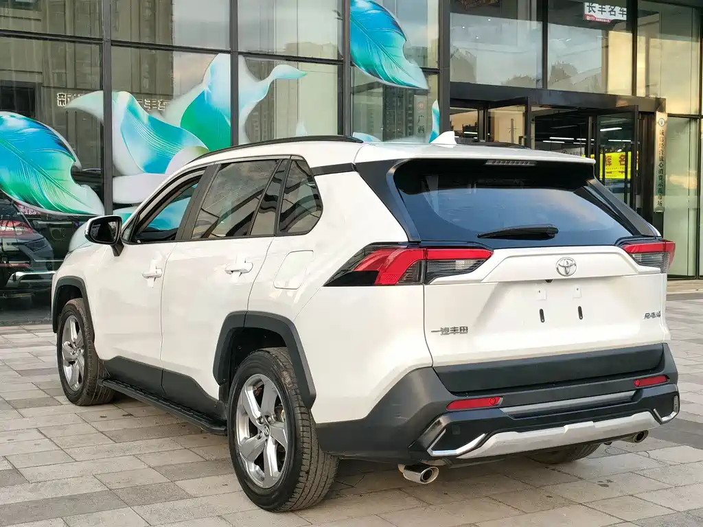 Toyota RAV4 — миниатюра 6