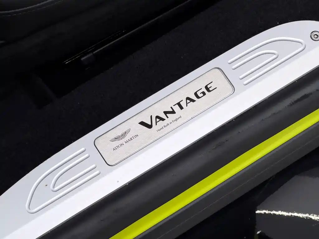 Aston Martin V8 Vantage — миниатюра 13