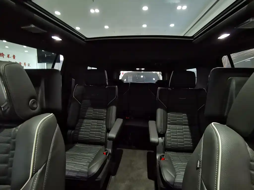 Cadillac Escalade — миниатюра 6