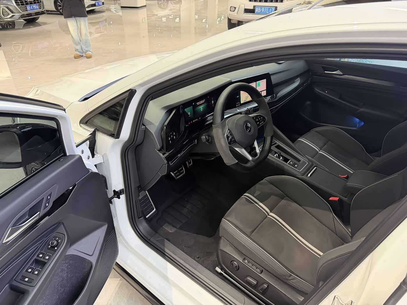 Volkswagen Golf 1.4 л 2024 г. Белый, пробег 8800 км