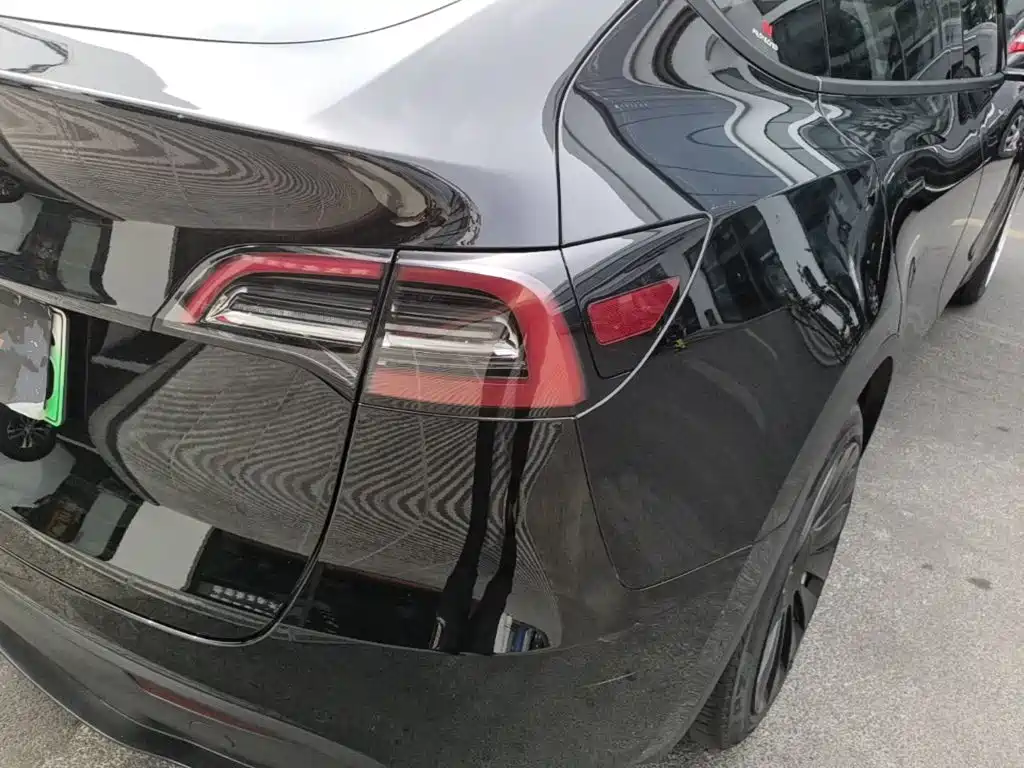 Tesla Model Y — миниатюра 8