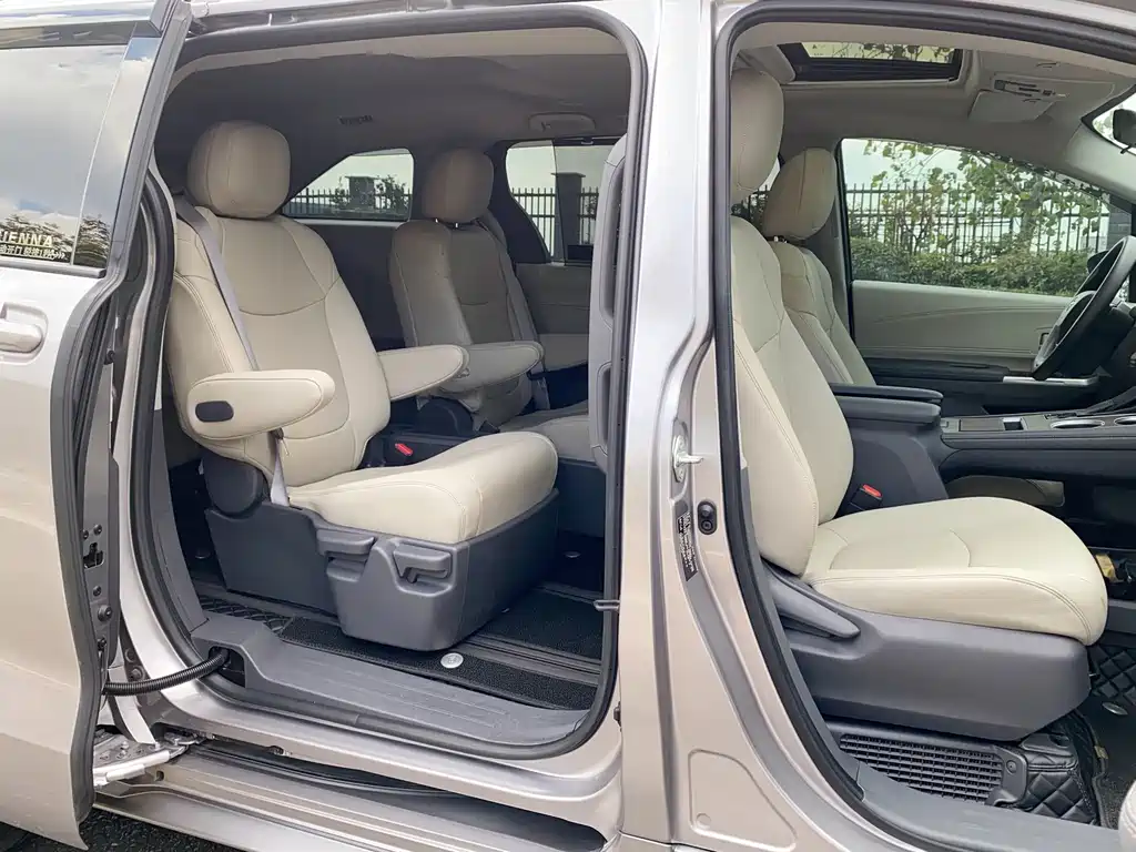 Toyota Sienna — миниатюра 24