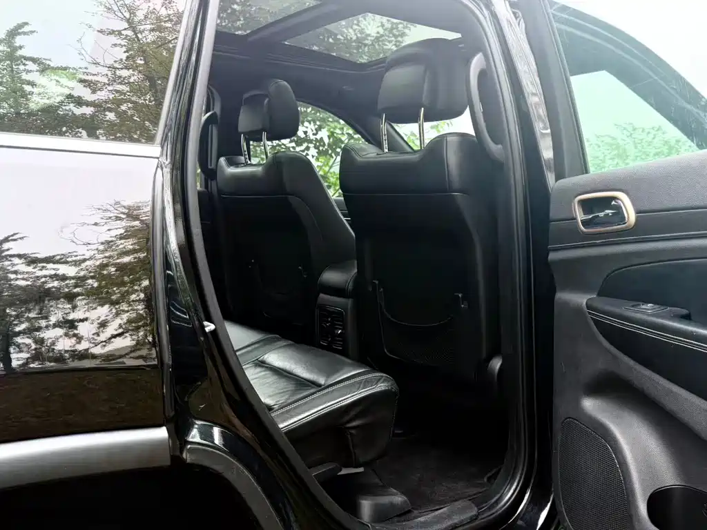 Jeep Grand Cherokee (Import) — миниатюра 9