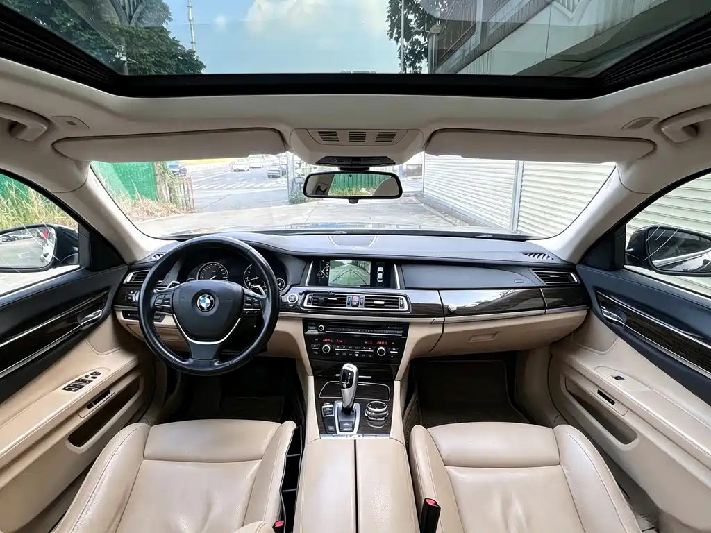 BMW 7 Series — миниатюра 5
