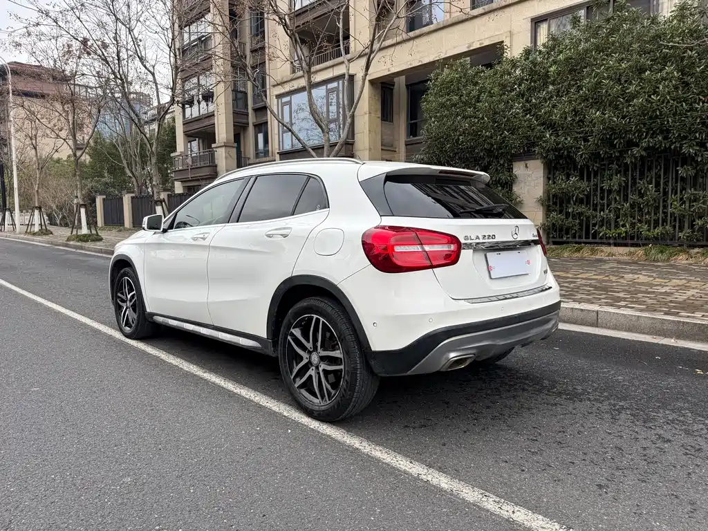 MERCEDES-BENZ GLA