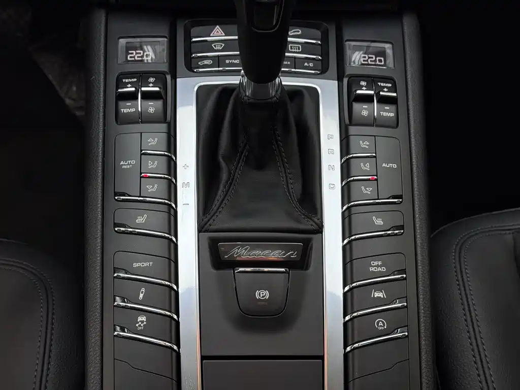 PORSCHE MACAN