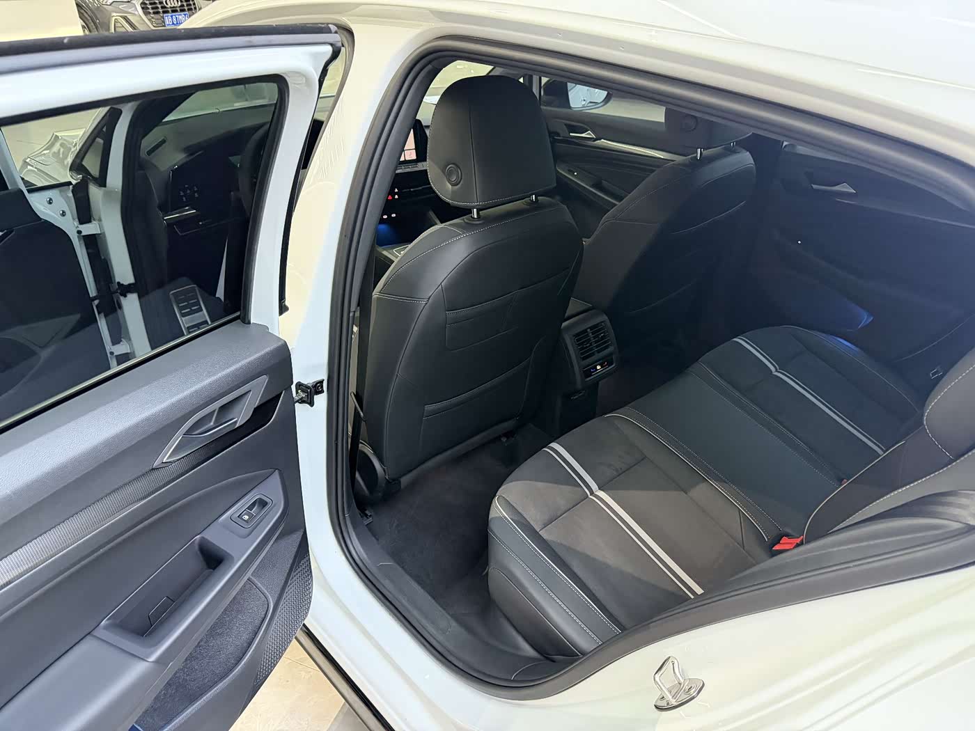 Volkswagen Golf 1.4 л 2024 г. Белый, пробег 8800 км