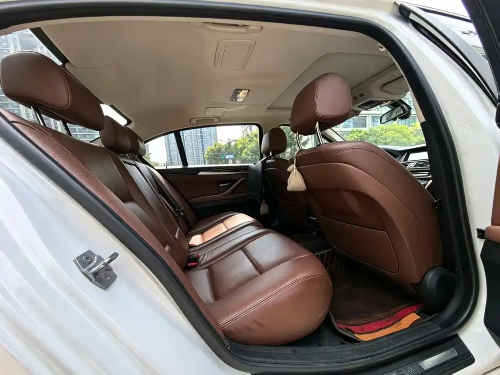 BMW 5 Series — миниатюра 8