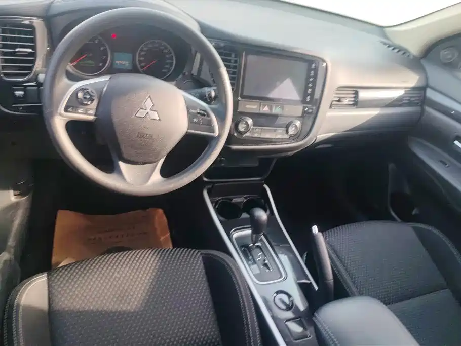 MITSUBISHI OUTLANDER