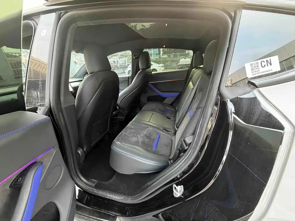 Tesla Model Y — миниатюра 9