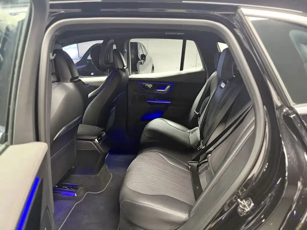 Mercedes-Benz EQE SUV — миниатюра 9