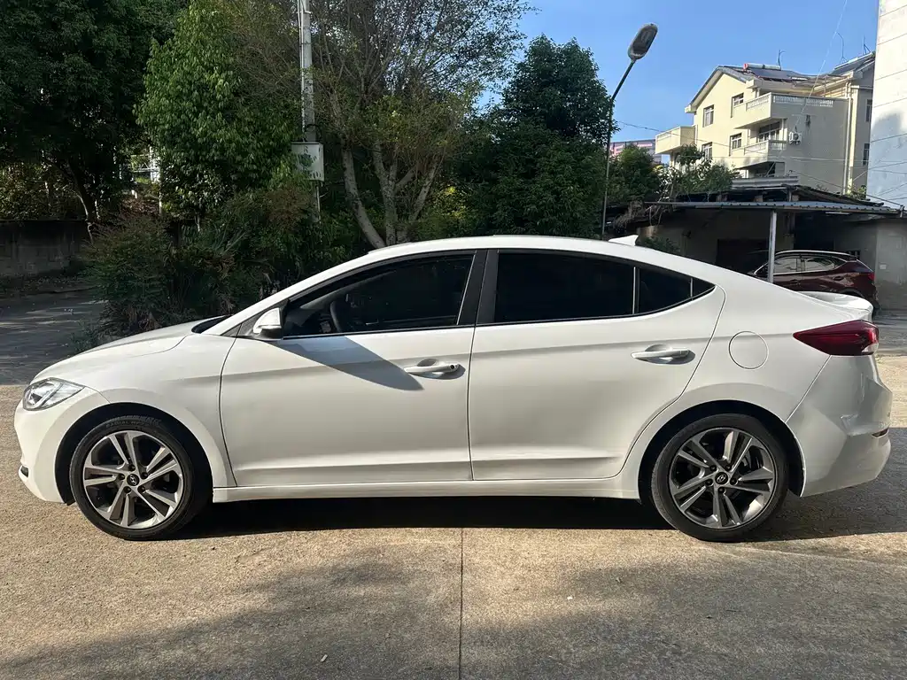 Hyundai Elantra — миниатюра 2