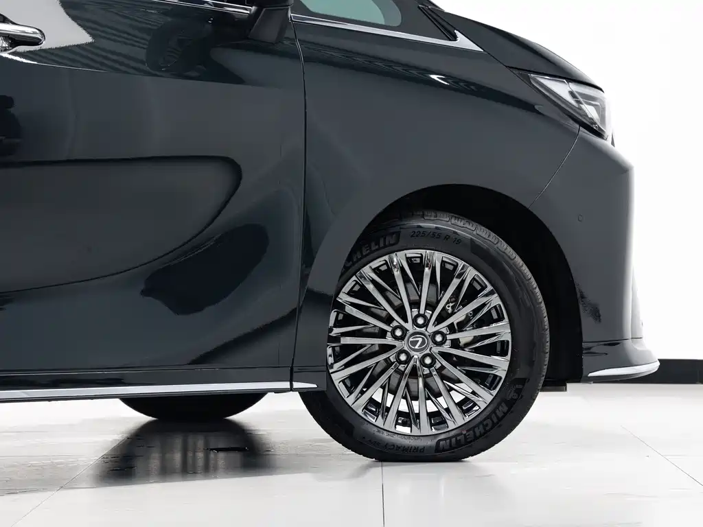 Lexus LM 2023 500h мест