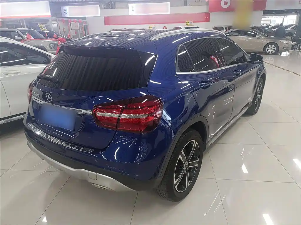MERCEDES-BENZ  GLA