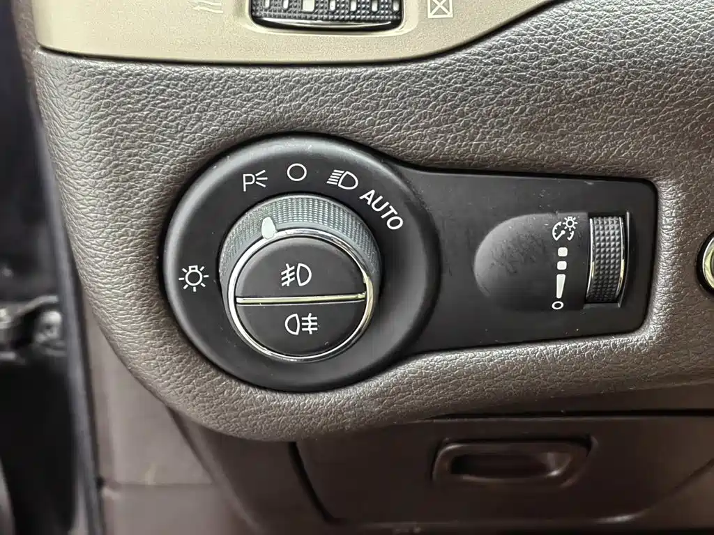 Jeep Cherokee (Import) — миниатюра 21