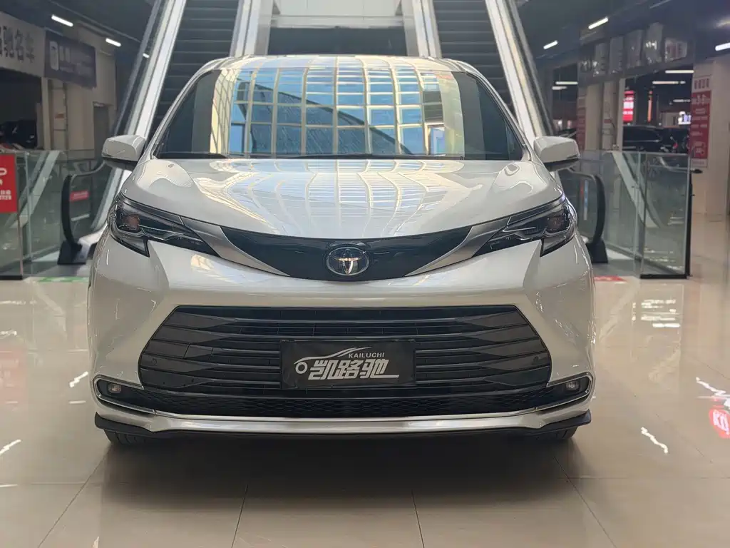 Toyota Sienna — миниатюра 2