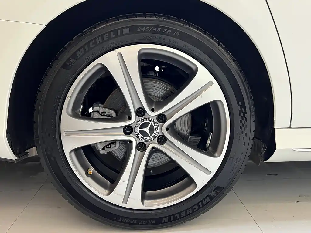 Mercedes-Benz E-Class — миниатюра 13