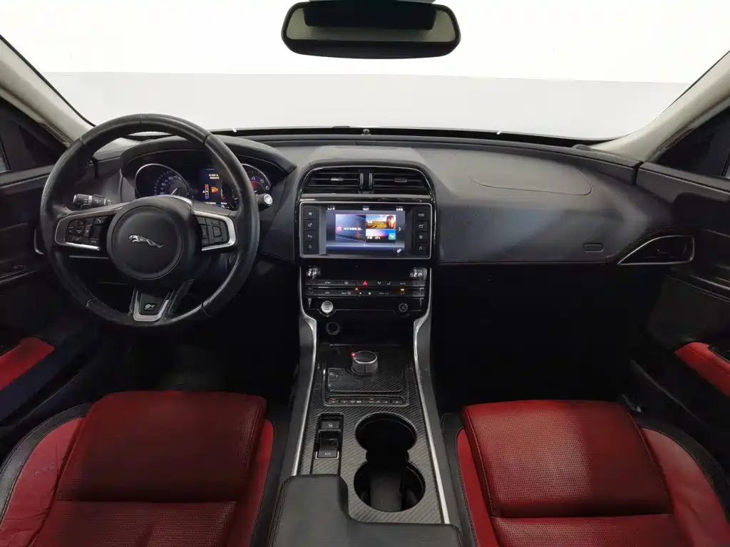 Jaguar XE — миниатюра 5