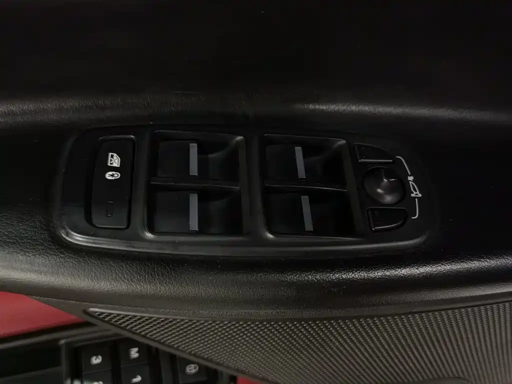 Jaguar XE — миниатюра 9