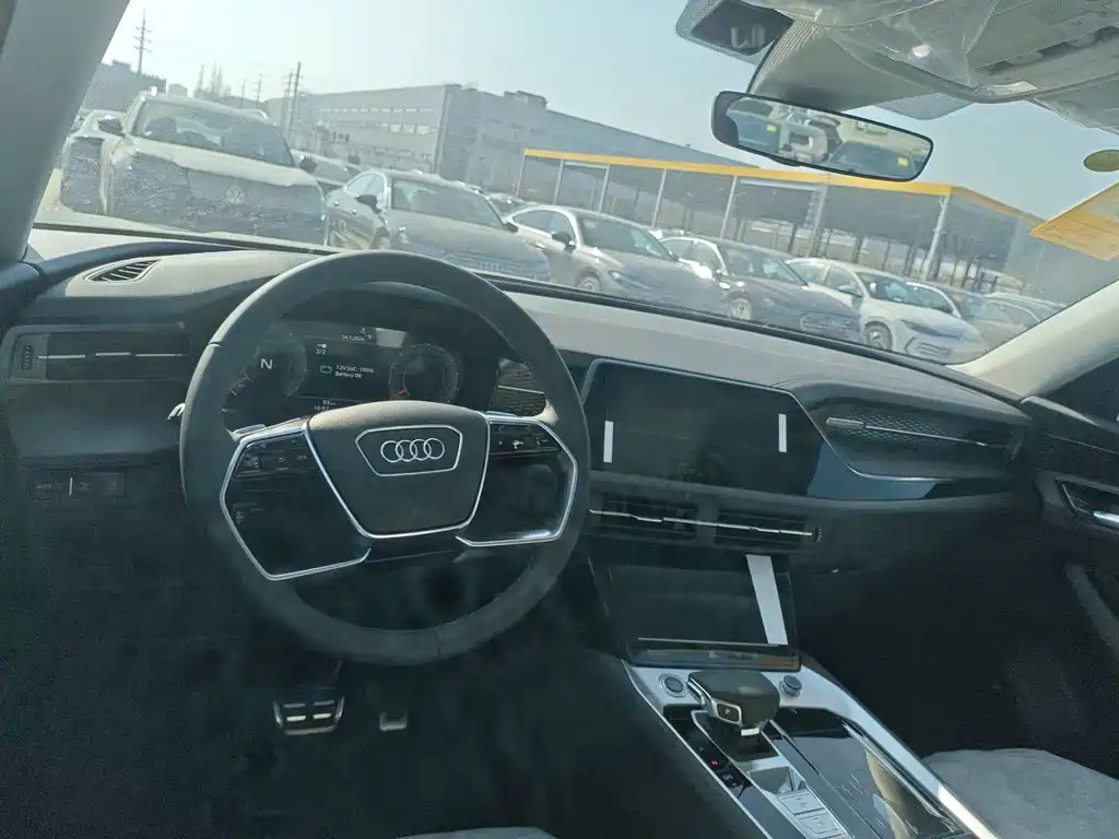 Audi Q6 2025 40 TFSI quattro 7 мест