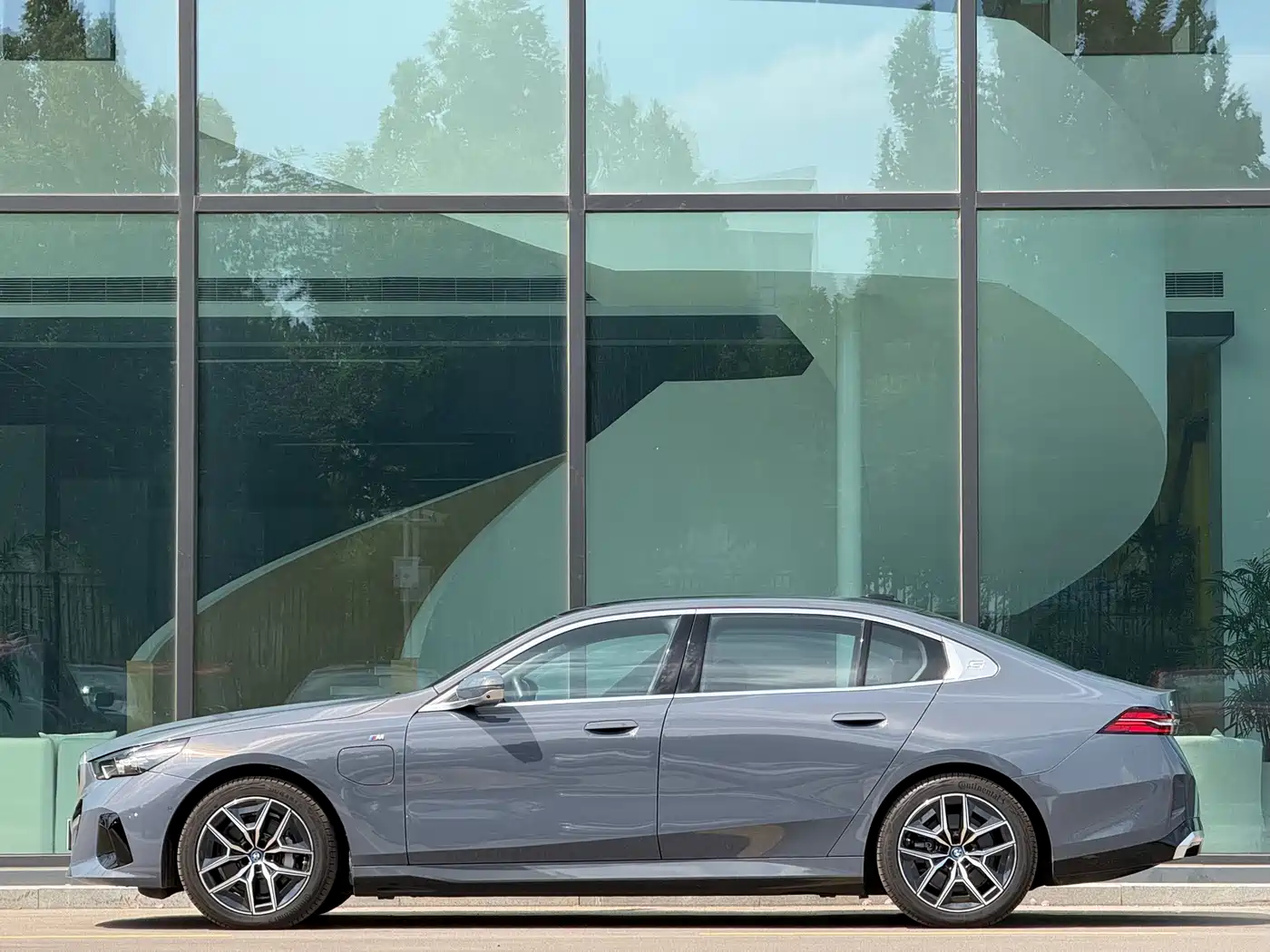 BMW i5