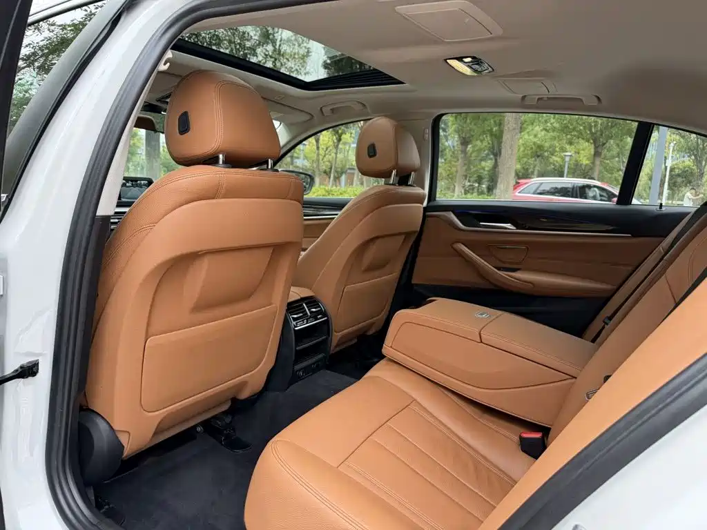 BMW 5 Series — миниатюра 13