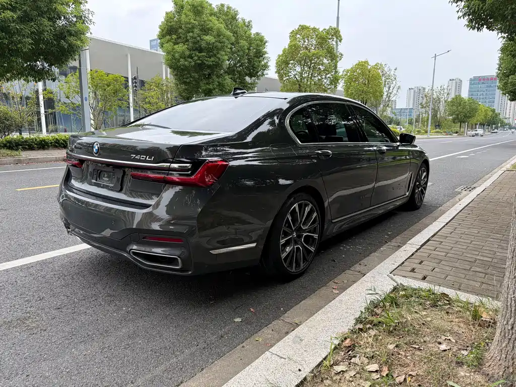 BMW 7 Series — миниатюра 8