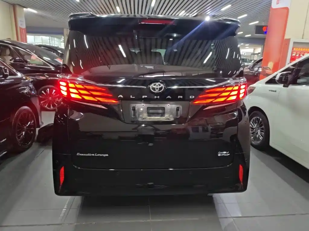 Toyota Alphard — миниатюра 6