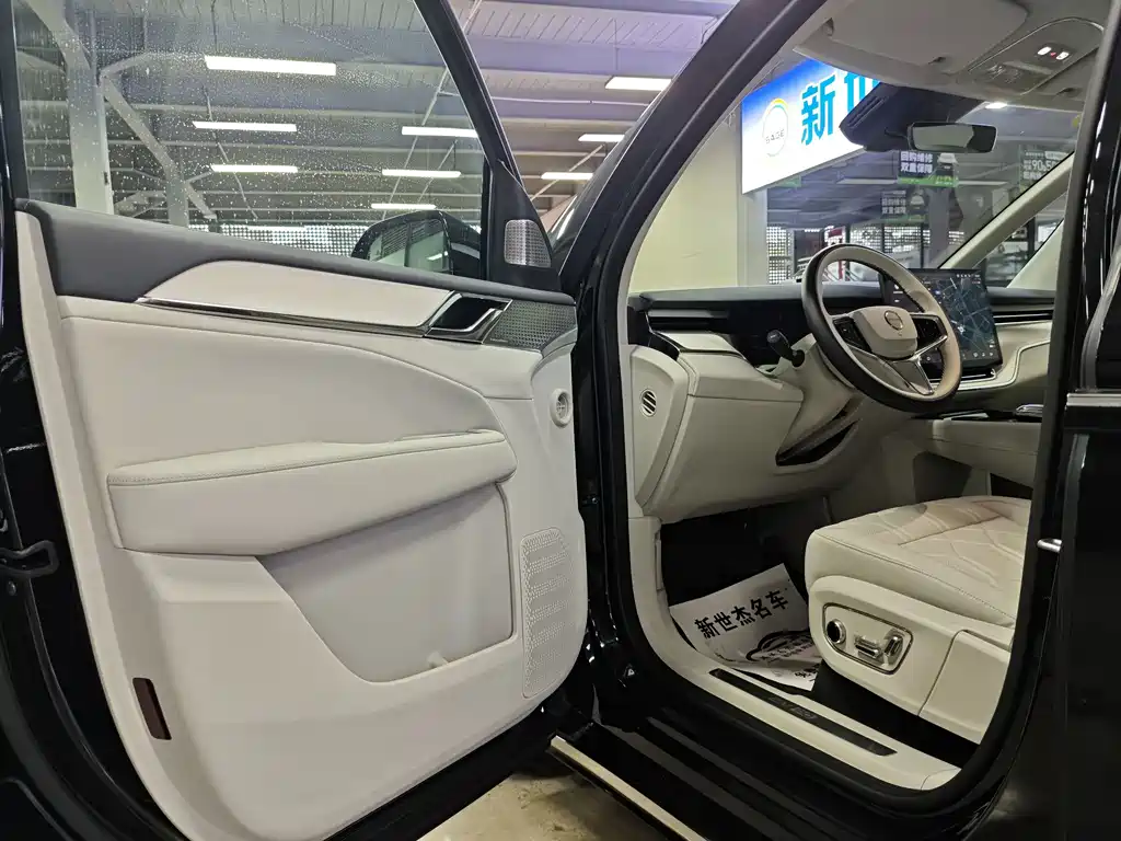 Volvo EM90 — миниатюра 4