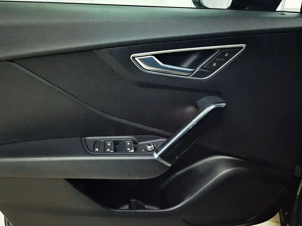 Audi Q2L e-tron 2019 Q2L e-tron Smart