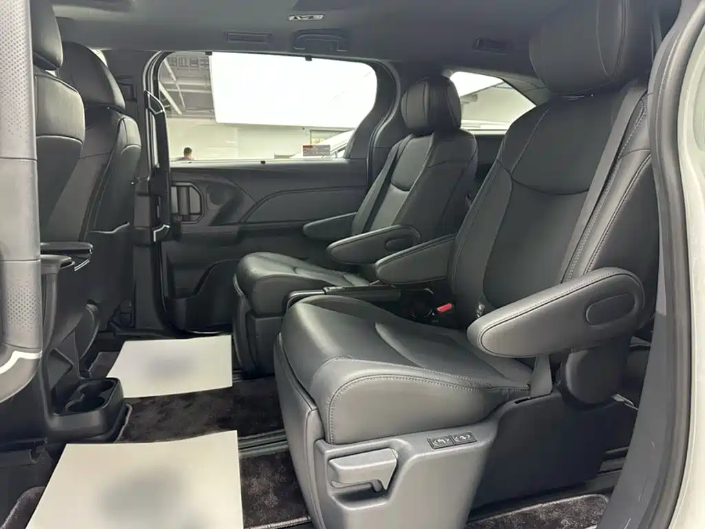 Toyota Sienna — миниатюра 21