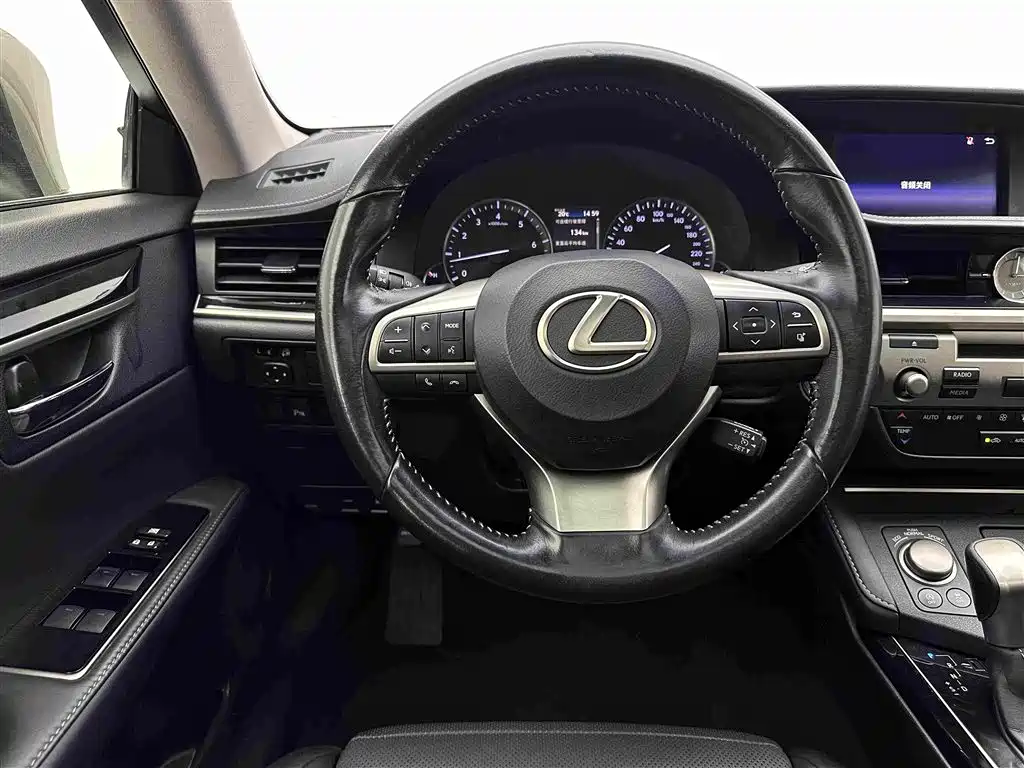 Lexus ES — миниатюра 9