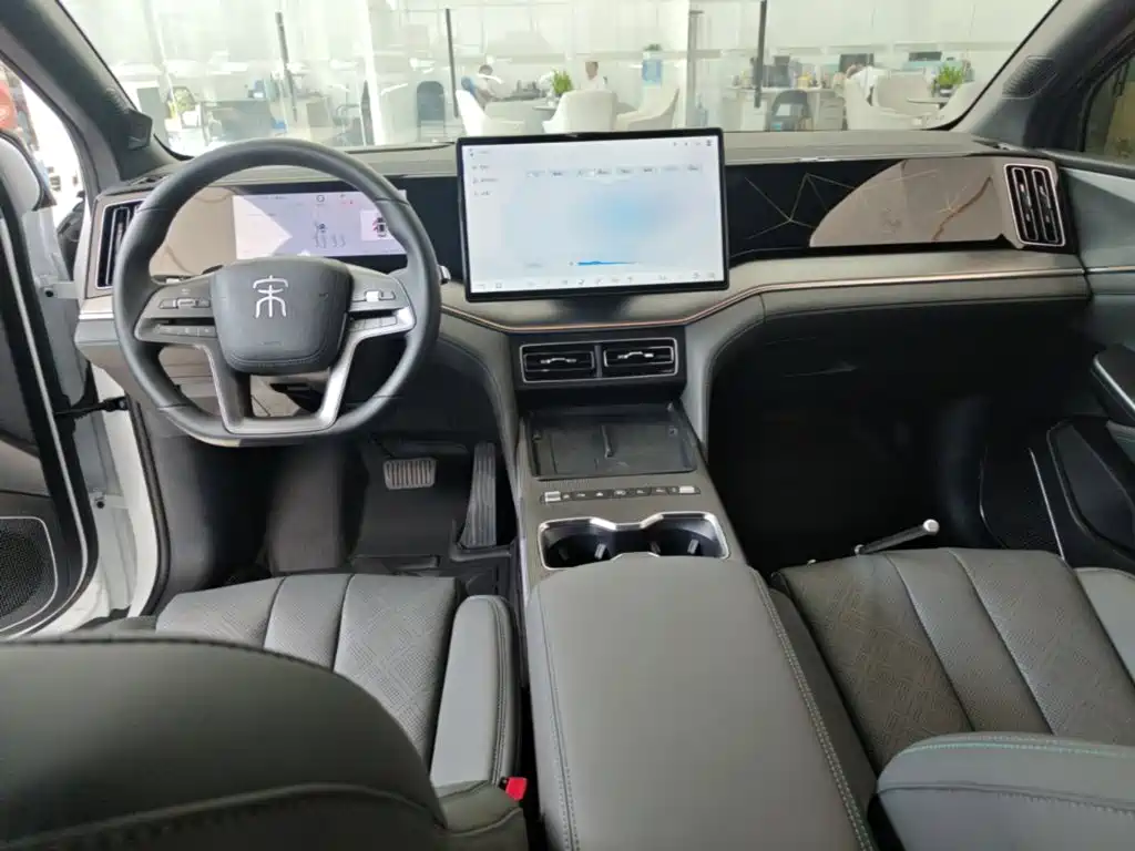 Заказать BYD L DM-i 2026 года за 2 667 819 ₽  из Китая