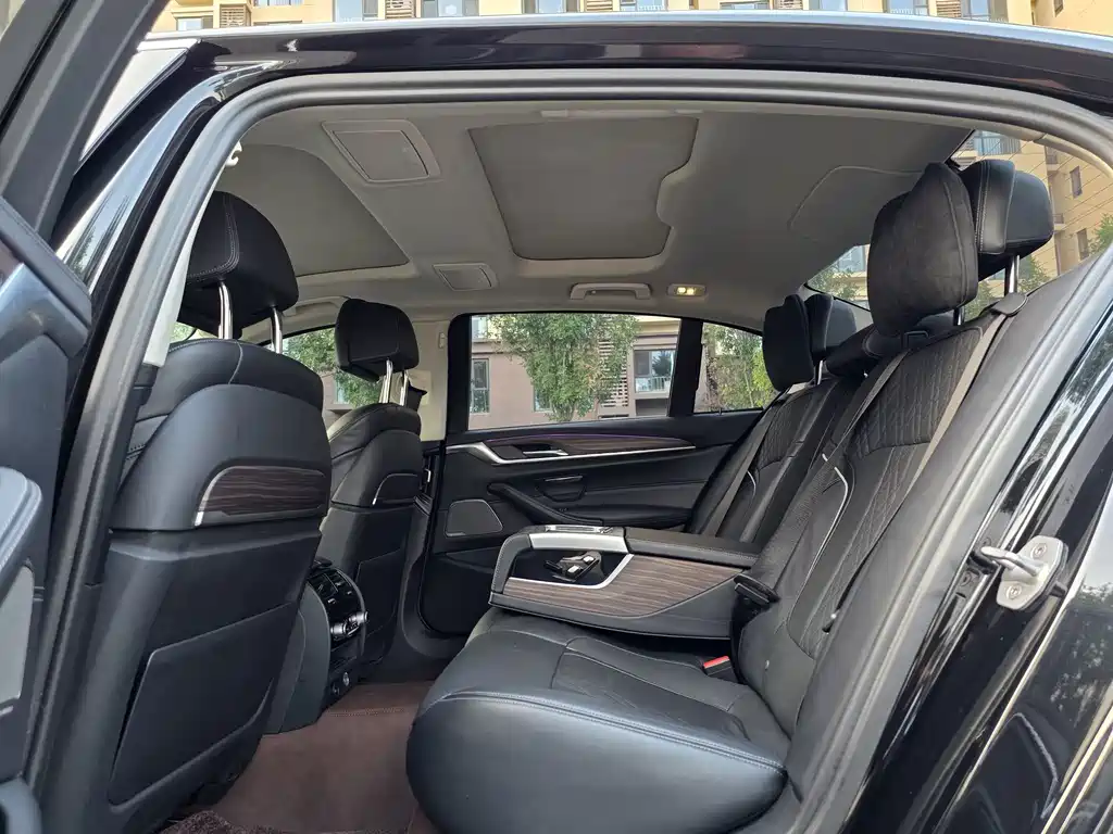 BMW 5 Series — миниатюра 9