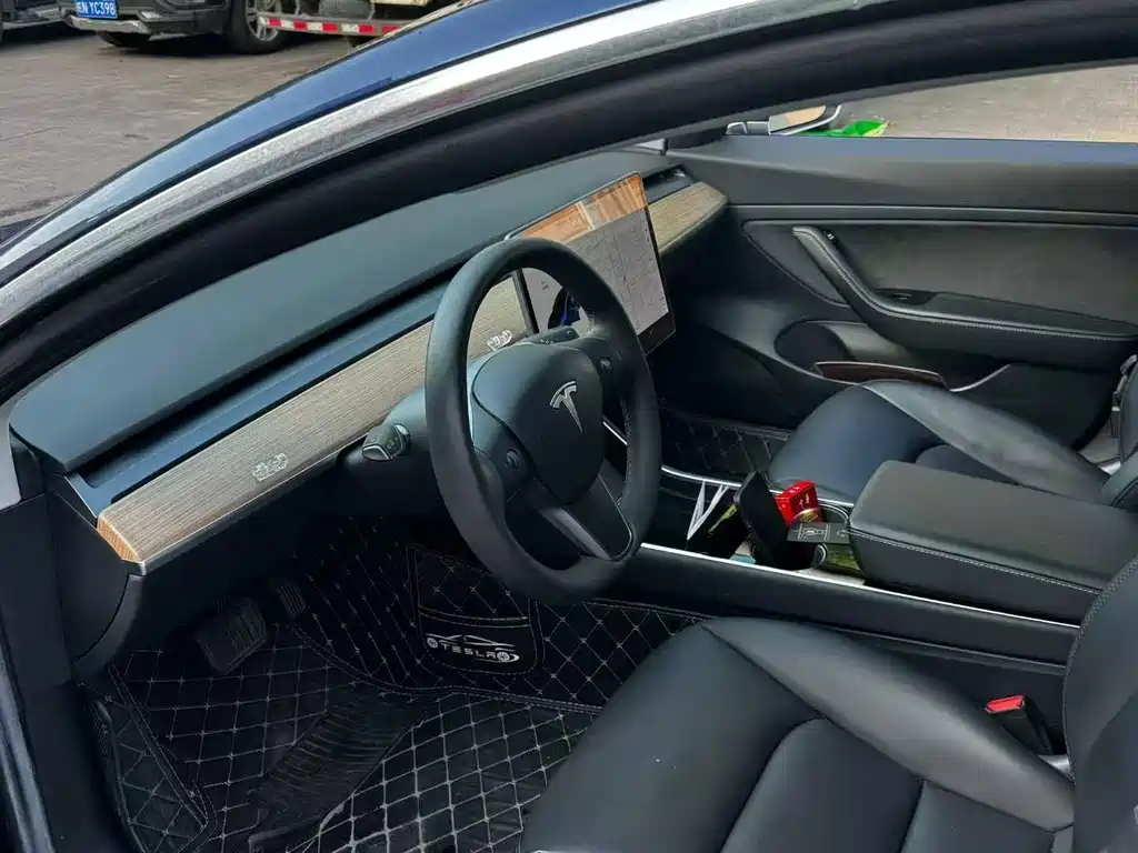 Tesla Model 3 — миниатюра 2