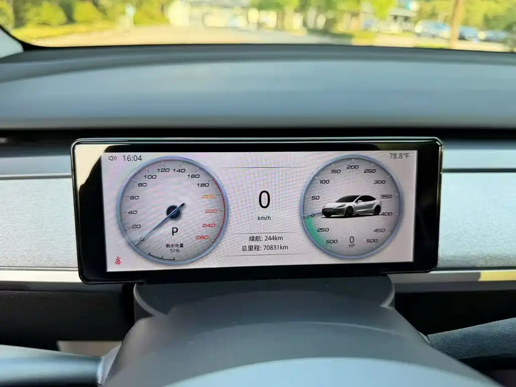 Tesla Model Y — миниатюра 6