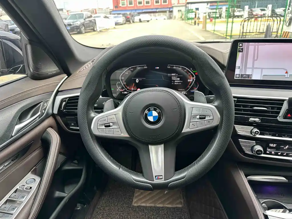 BMW 5 Series — миниатюра 10