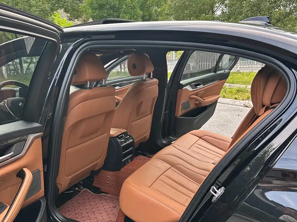 BMW 5 Series — миниатюра 10