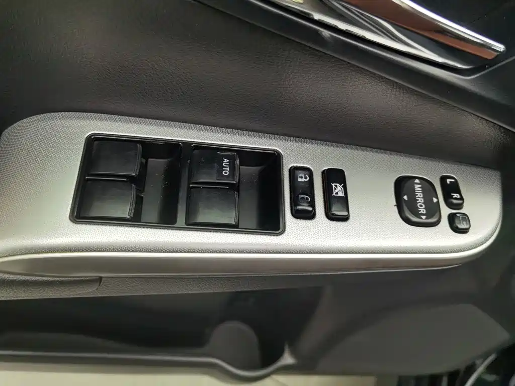 Toyota Camry — миниатюра 9