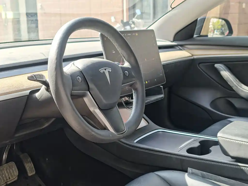 Tesla Model 3 — миниатюра 7