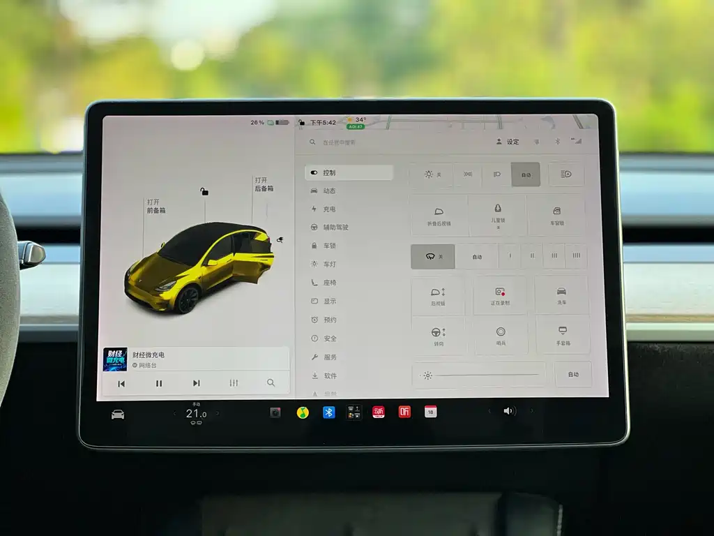 Tesla Model Y — миниатюра 15