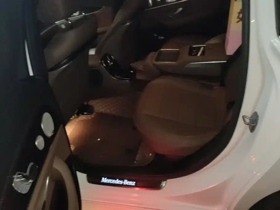 Mercedes-Benz E-Class — миниатюра 11
